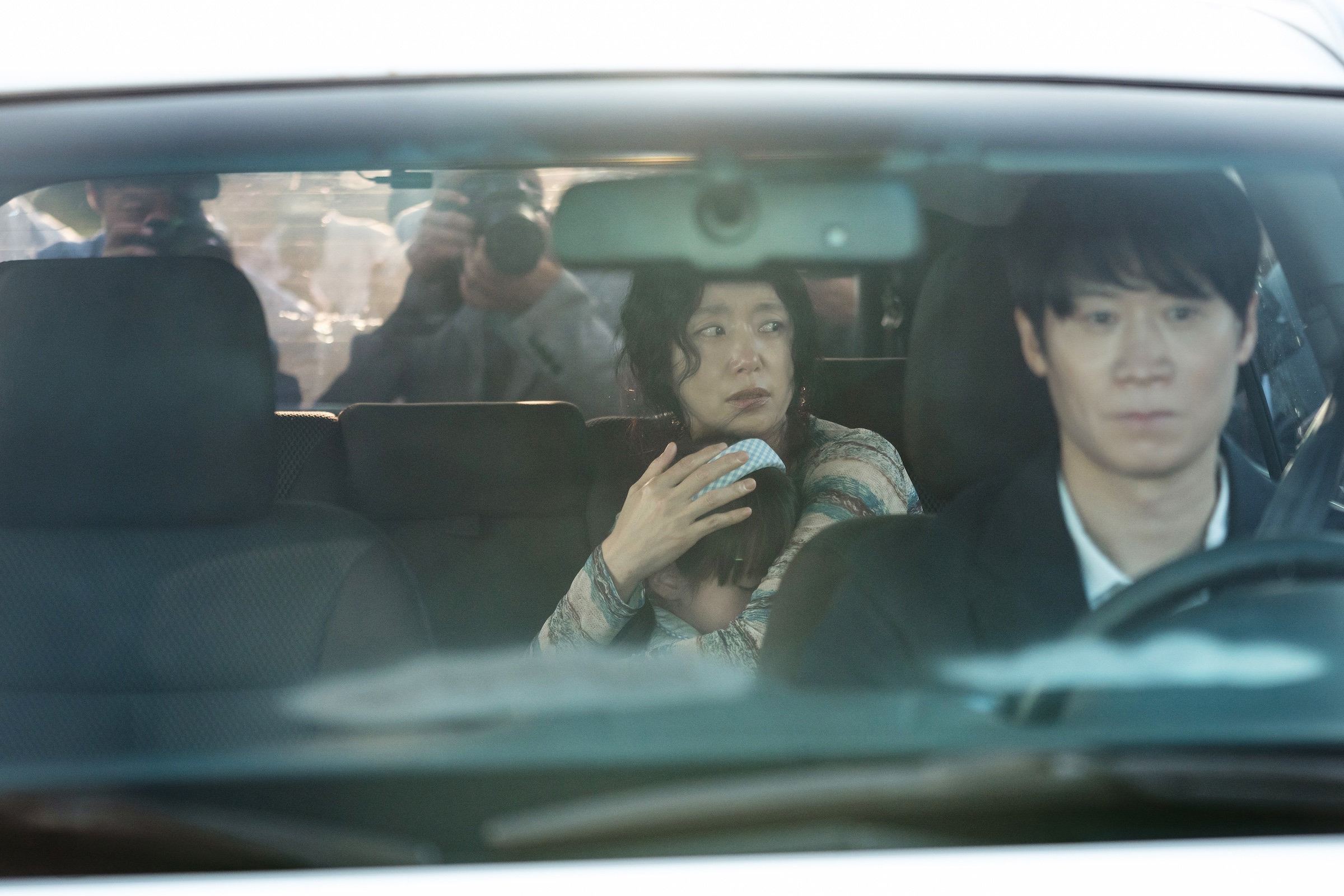 The Price of Confession (L to R) Jeon Do-yeon as An Yun-su, Jin Sun-kyu as Jang Jeong-gu in The Price of Confession Cr. YOOYOOJAJEOG/Netflix © 2025