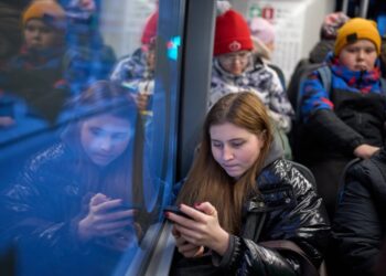 In Russia, plans to cut mobile internet on New Year’s Eve draw fury