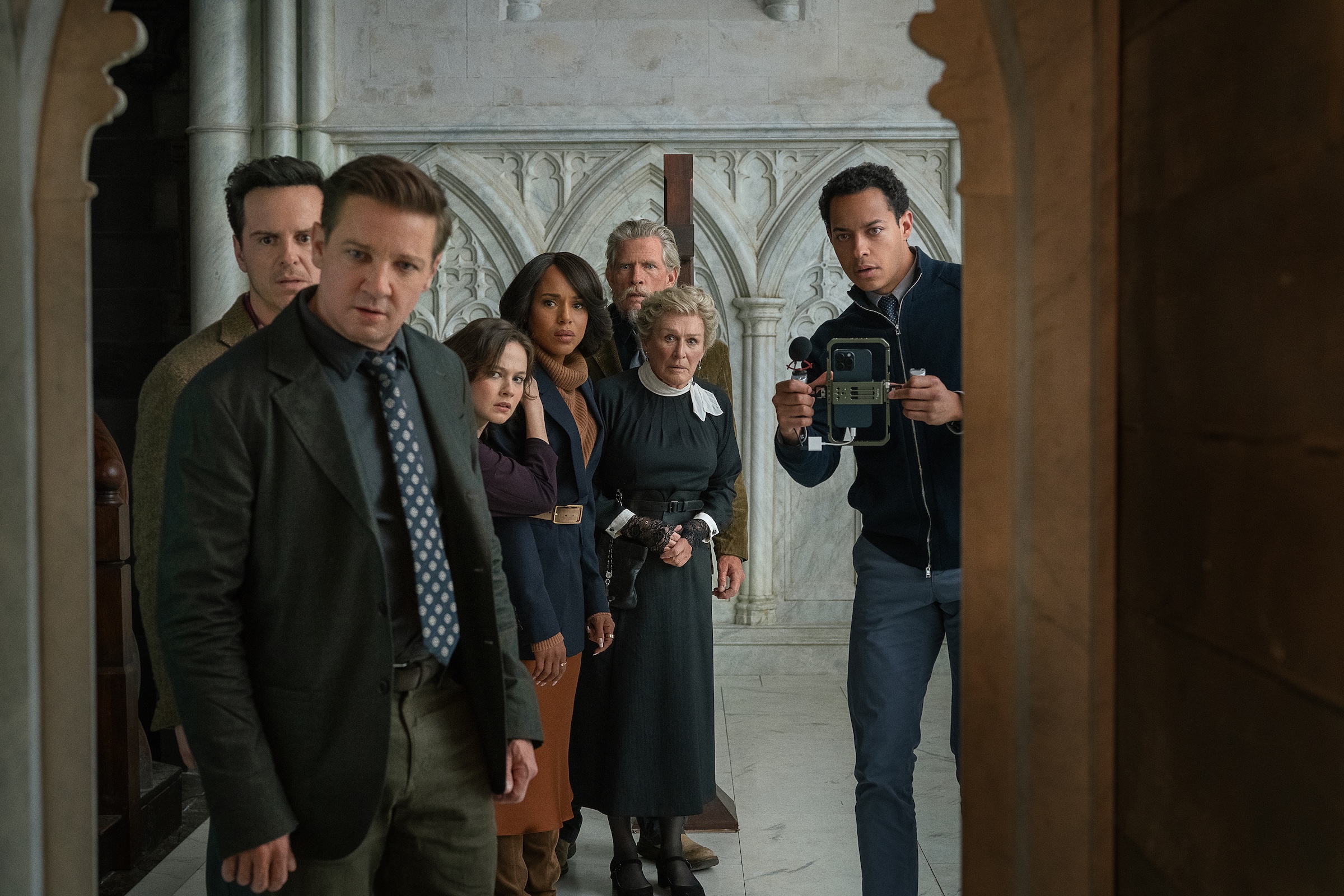 Wake Up Dead Man: A Knives Out Mystery. (L-R) Andrew Scott, Jeremy Renner, Cailee Spaeny, Kerry Washington, Thomas Haden Church, Glenn Close and Daryl McCormack in Wake Up Dead Man: A Knives Out Mystery. Cr. John Wilson/Netflix © 2025