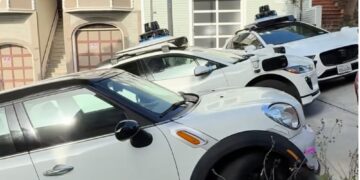 Two Waymo Robotaxis Crashed Into Each Other, Confusing a Third Waymo and Blocking the Street