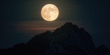 Last Week’s Full Moon Is Still Shaking Up Every Zodiac Sign’s Love Life