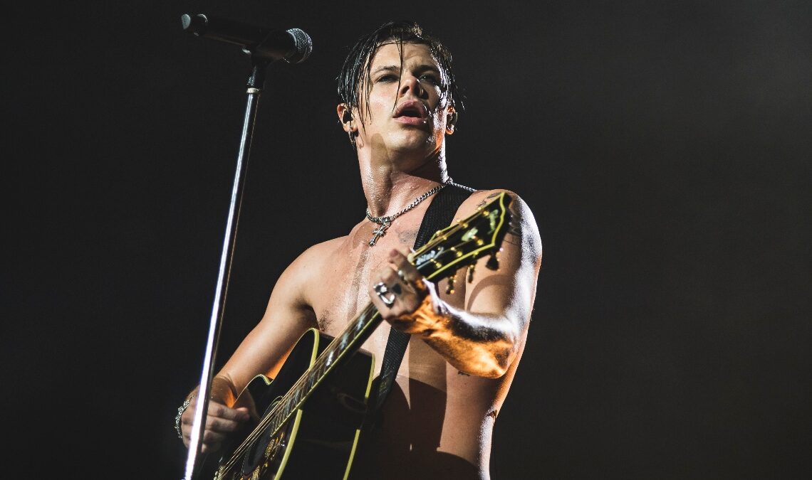 Yungblud Claims The Darkness Are Gatekeeping Rock, While They Say He’s Killing the Genre