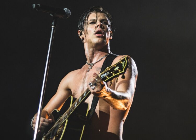 Yungblud Claims The Darkness Are Gatekeeping Rock, While They Say He’s Killing the Genre