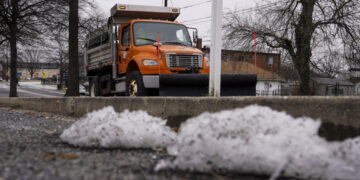 Some D.C.-area school systems to open two-hours later Monday
