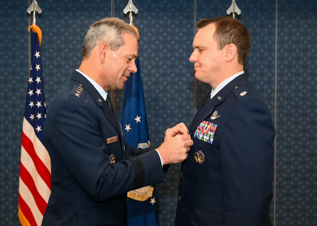 Lt. Col. William “Skate” Parks has been awarded the Silver Star for flying his F-16 into a heavily defended Middle East air-defense zone and dodging enemy missiles for 15 minutes despite running low on fuel.