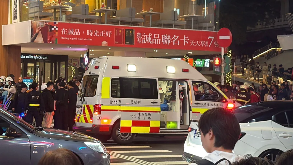An ambulance stands outside Eslite Spectrum Nanxi store, with police and emergency personnel nearby.