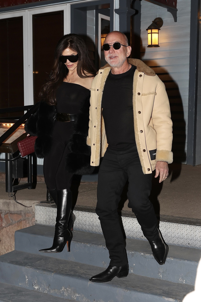 Jeff Bezos and Lauren Sanchez walking down steps.