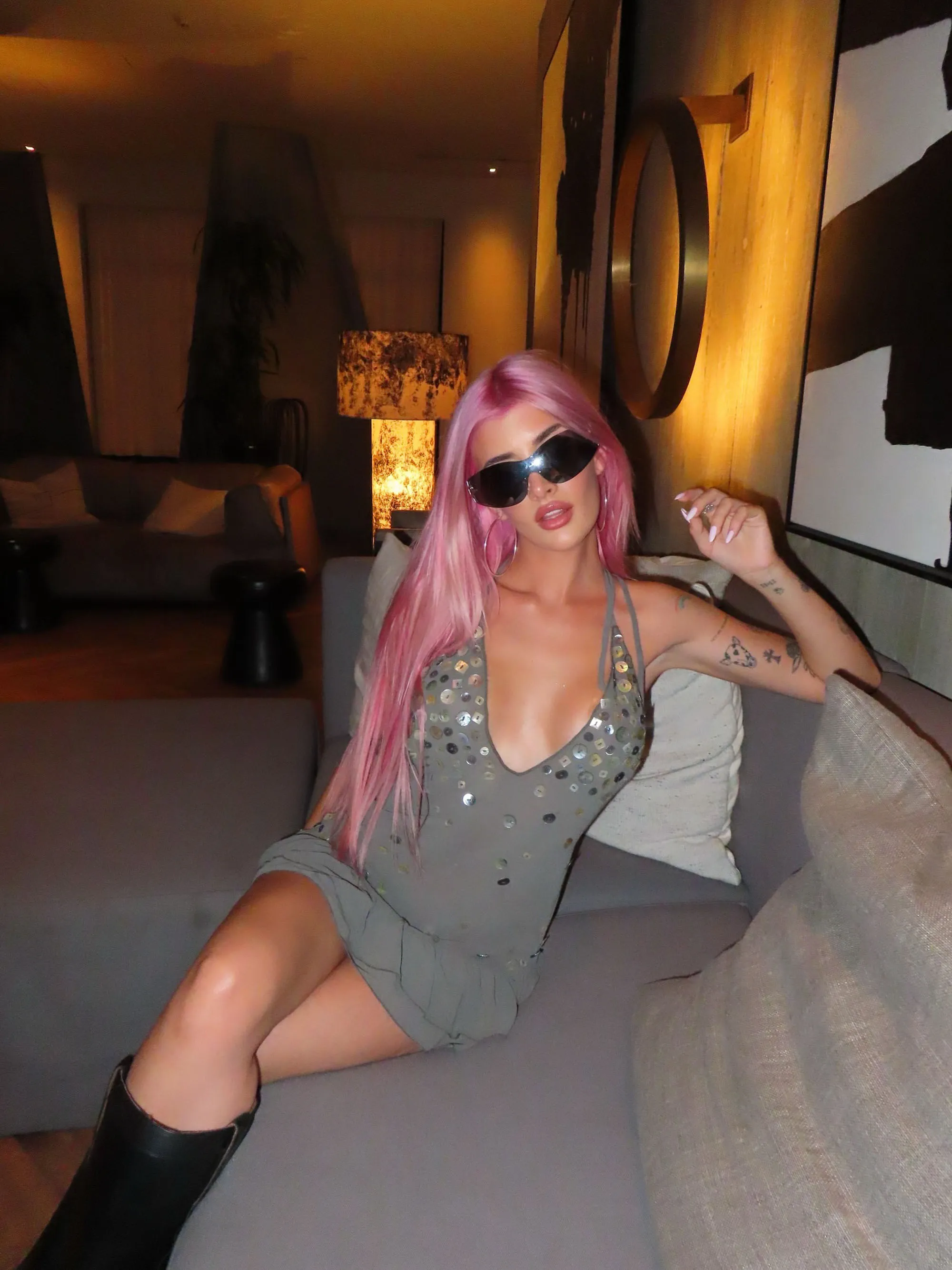 Denise Richards and Charlie Sheen's daughter Sami sitting on a couch.