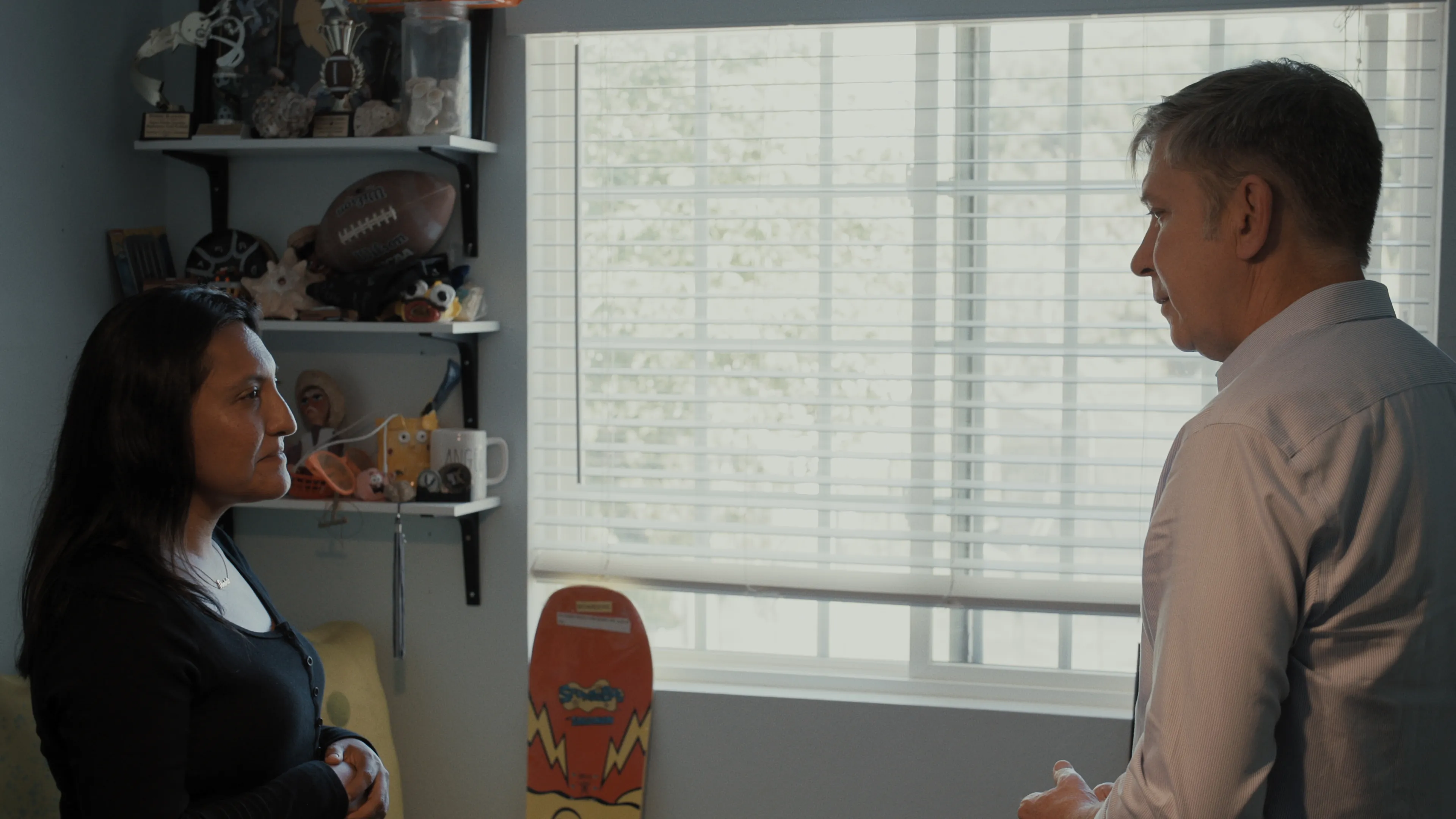 In the Netflix documentary All the Empty Rooms, Steve Hartman (R) interviews Nancy Blackwell, whose son Dominic Blackwell was killed in the 2019 Saugus High School shooting in Santa Clarita, California. 