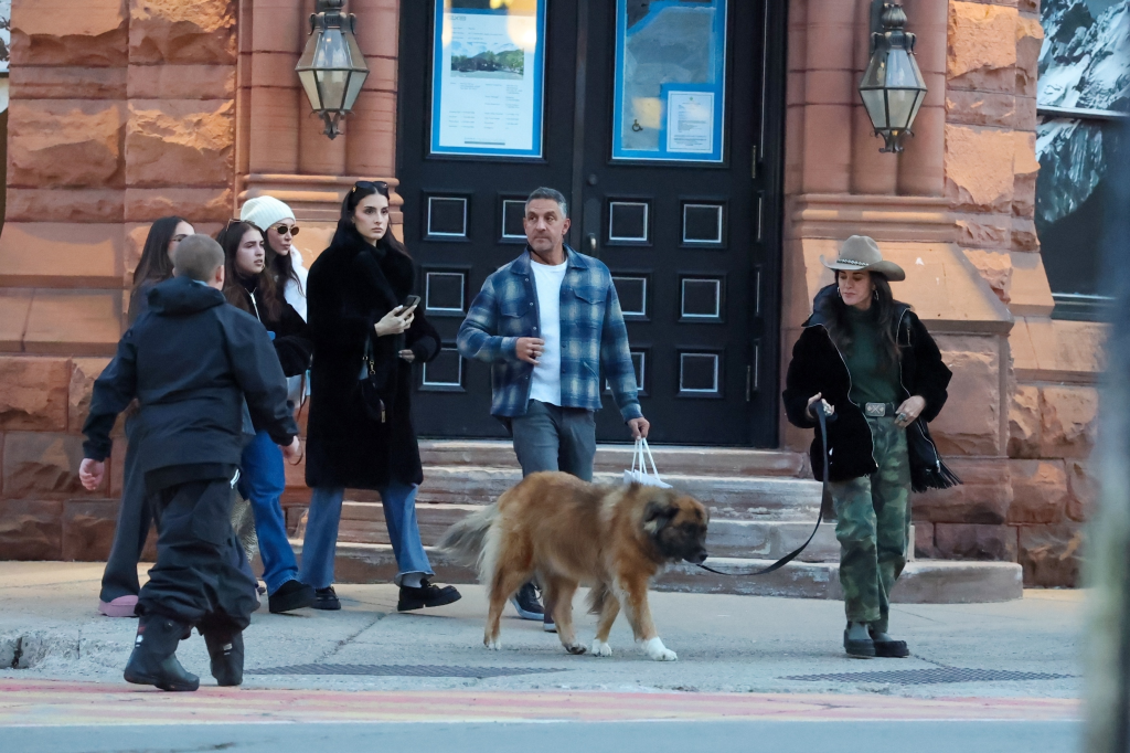Kyle Richards and Mauricio Umansky with their family and a dog while Christmas shopping.