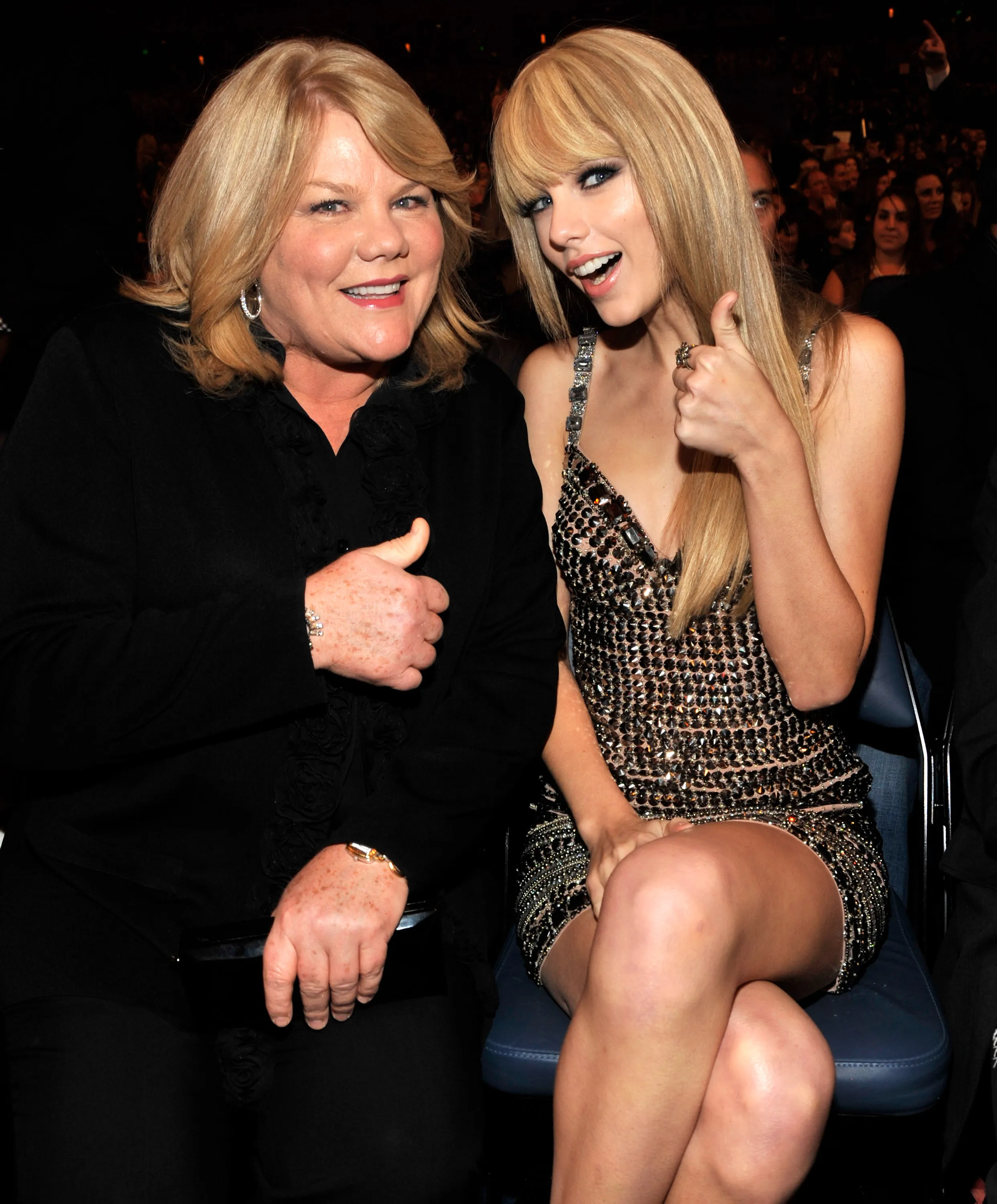Andrea Swift and Taylor Swift giving thumbs up at an awards show.