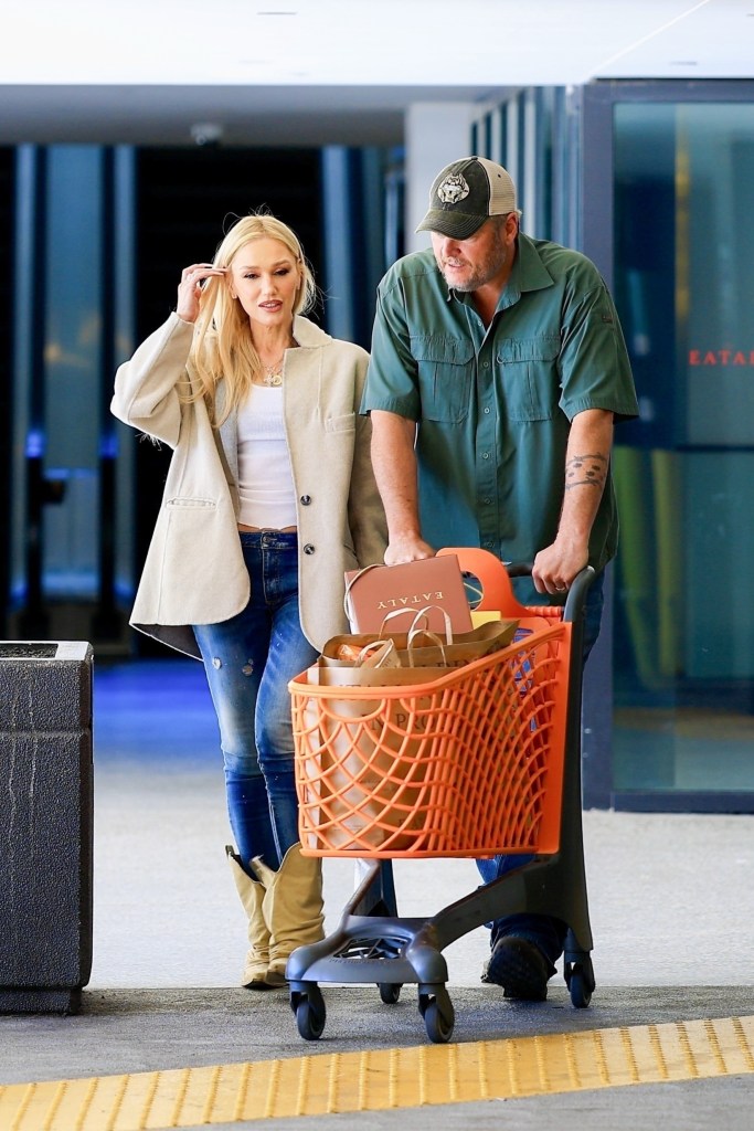 Gwen Stefani and Blake Shelton shopping for groceries at Eataly.