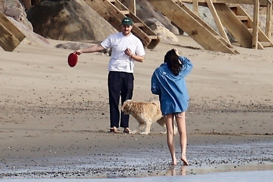 Alex Siliberg and Romy Reiner with their dog on Malibu beach.