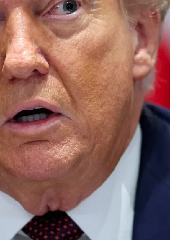 Trump’s ‘autopilot’ Cabinet meeting shows he’s ‘in bigger trouble than he thinks’: report