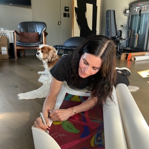 Courteney Cox signing a tribute to Matthew Perry.