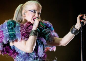 Garbage Singer Shirley Manson Doubles Down on Beach Ball Rant With Explosive On-Stage Rant