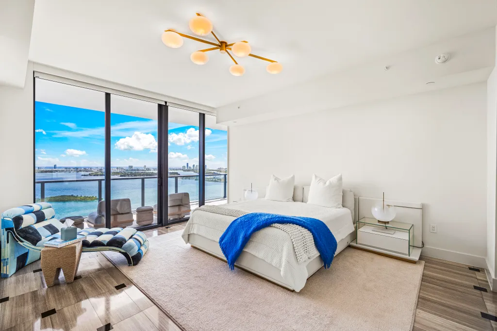 Blue pops of color in the bedroom reflect the ocean below