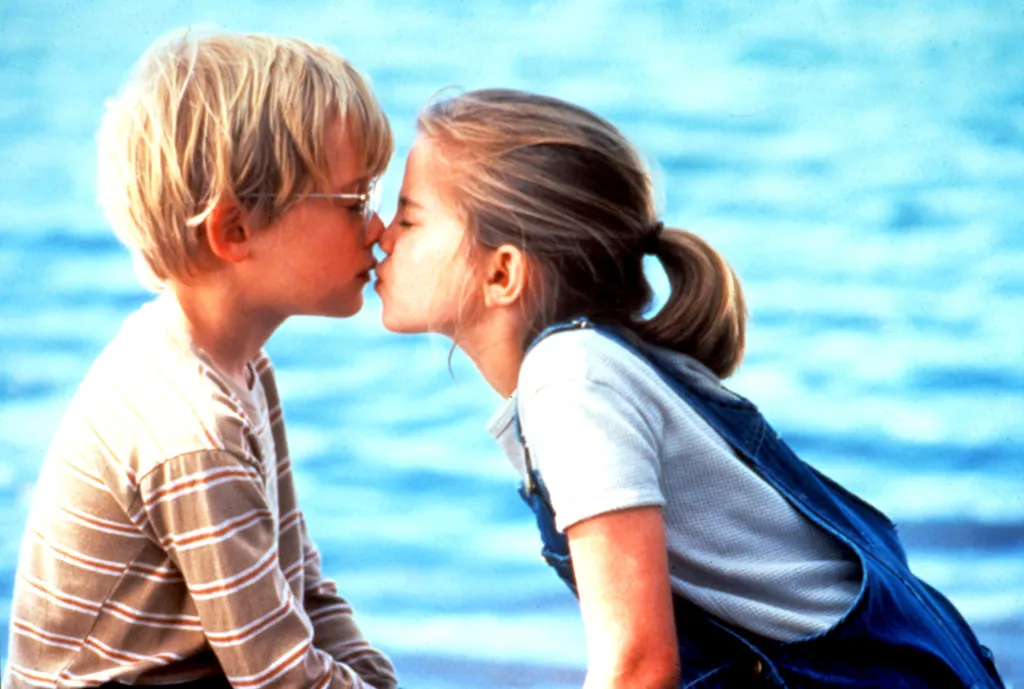 Macaulay Culkin and Anna Chlumsky about to kiss in My Girl.
