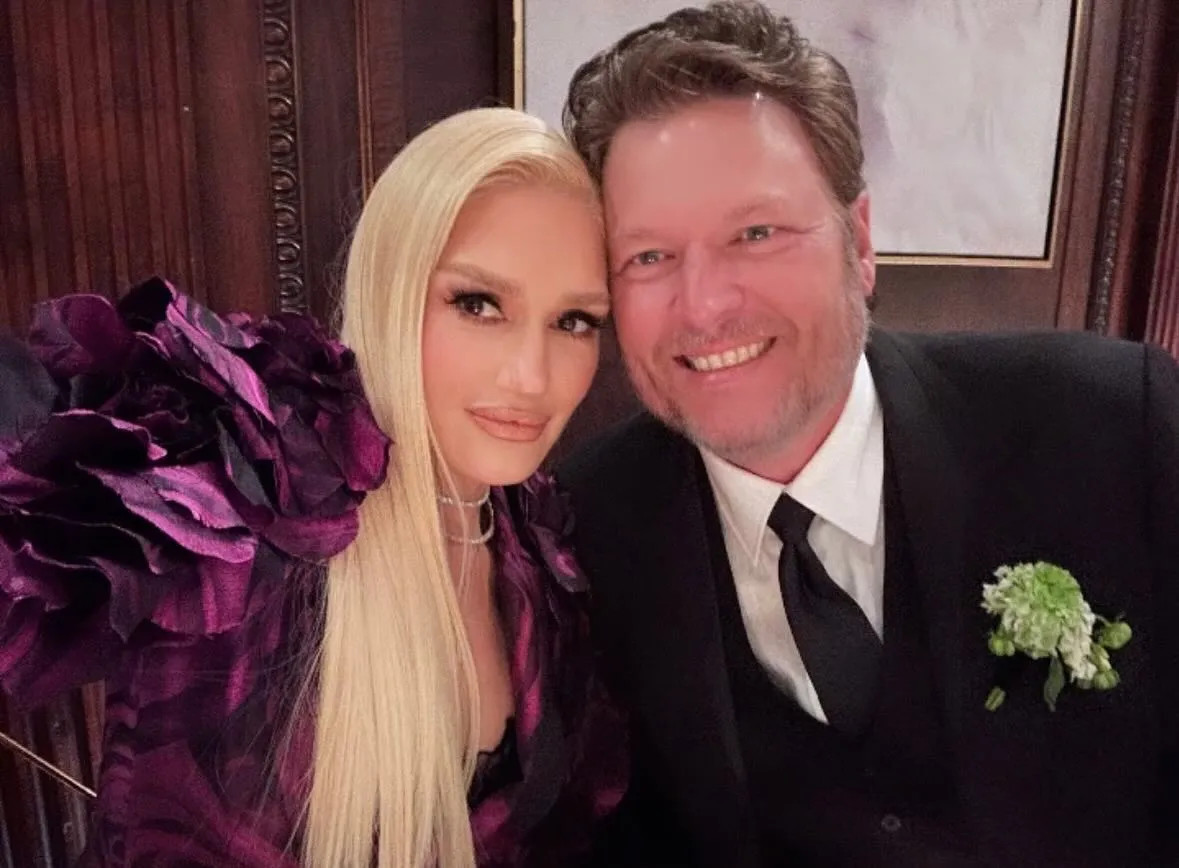 Gwen Stefani and Blake Shelton posing together.