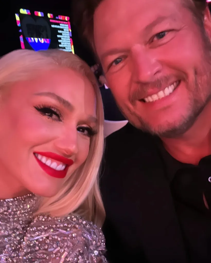 Gwen Stefani and Blake Shelton smiling for a selfie.