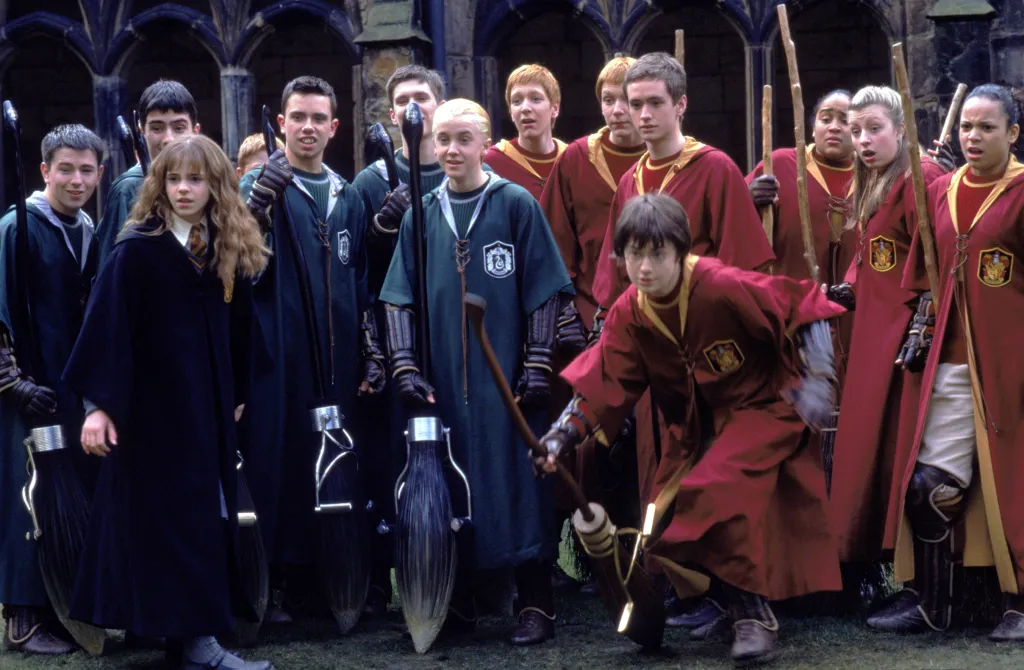 Emma Watson, Jamie Yeates, Scott Fearn, Tom Felton, Oliver Phelps, James Phelps, Sean Biggerstaff, Daniel Radcliffe in 