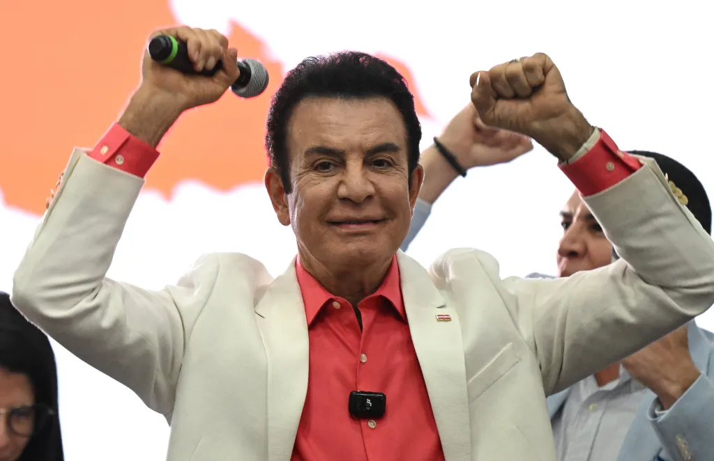 Honduran presidential candidate for the opposition Liberal party, Salvador Nasralla, gestures to supporters after the first results of the presidential election in Tegucigalpa on November 30, 2025. 