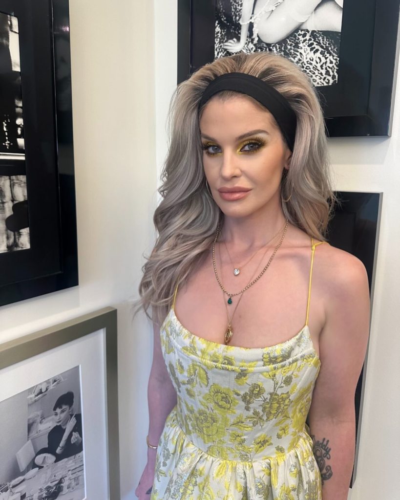 Kelly Osbourne posing in a yellow and white dress with a black headband.