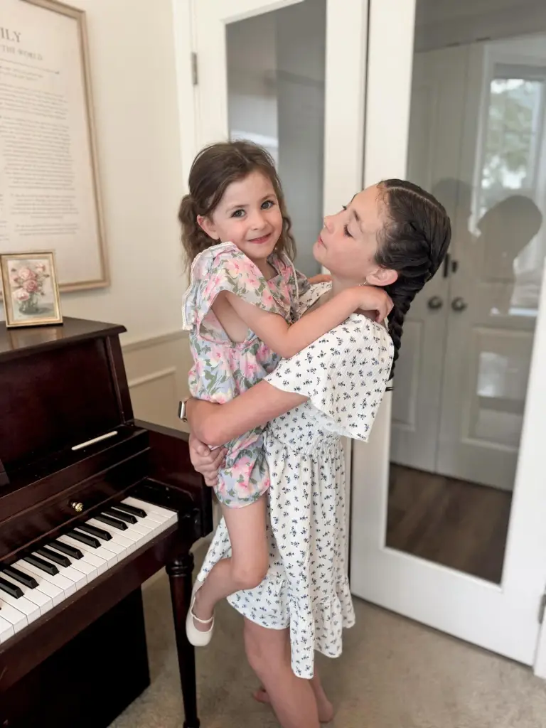 Melissa Mae Carlton's daughter's posing together.