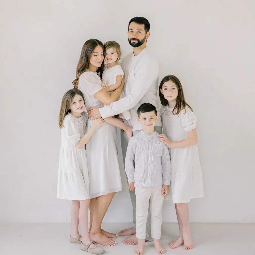 Melissa Mae Carlton, her husband, and their four children standing together.
