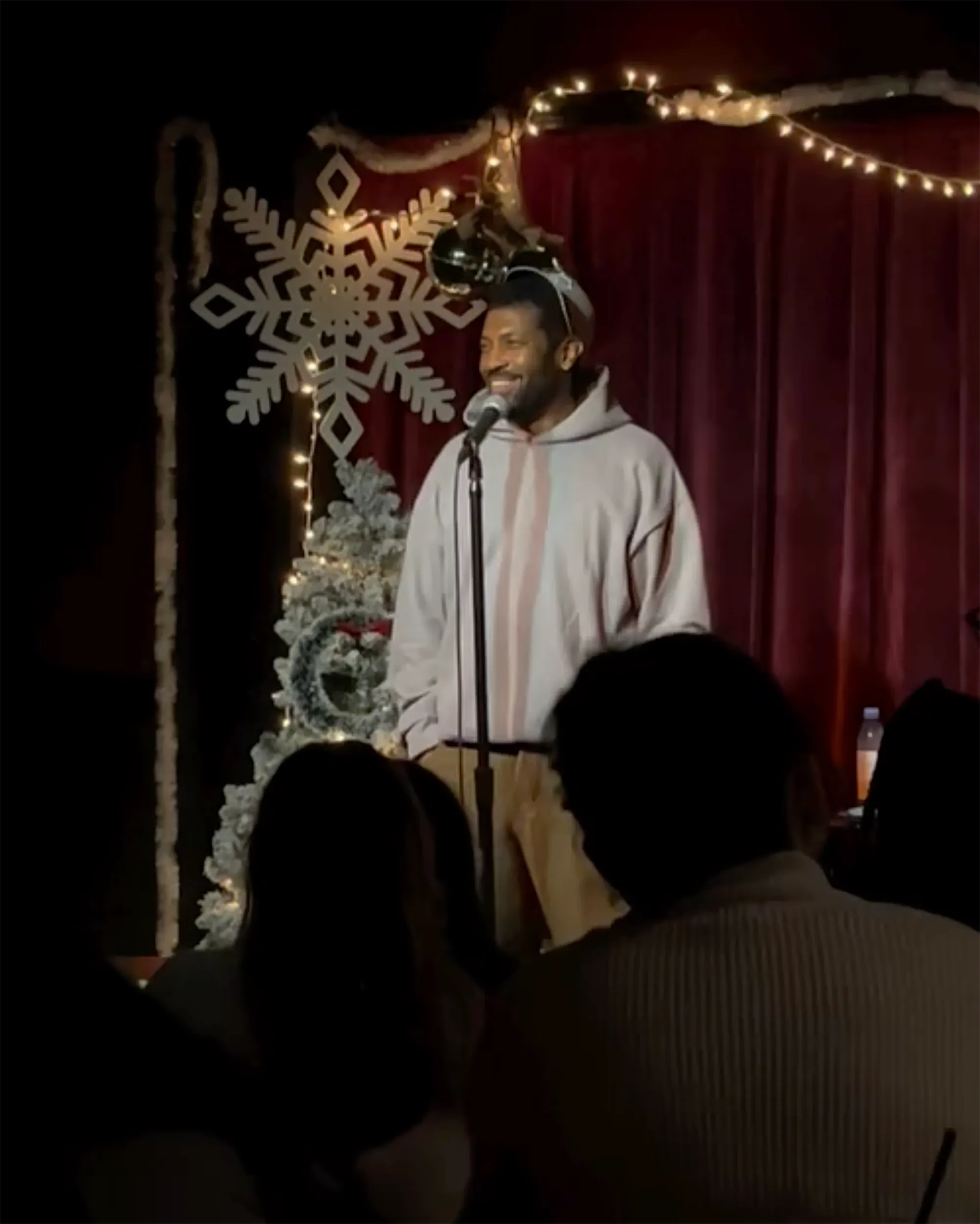Deon Cole on stage at his improv show.