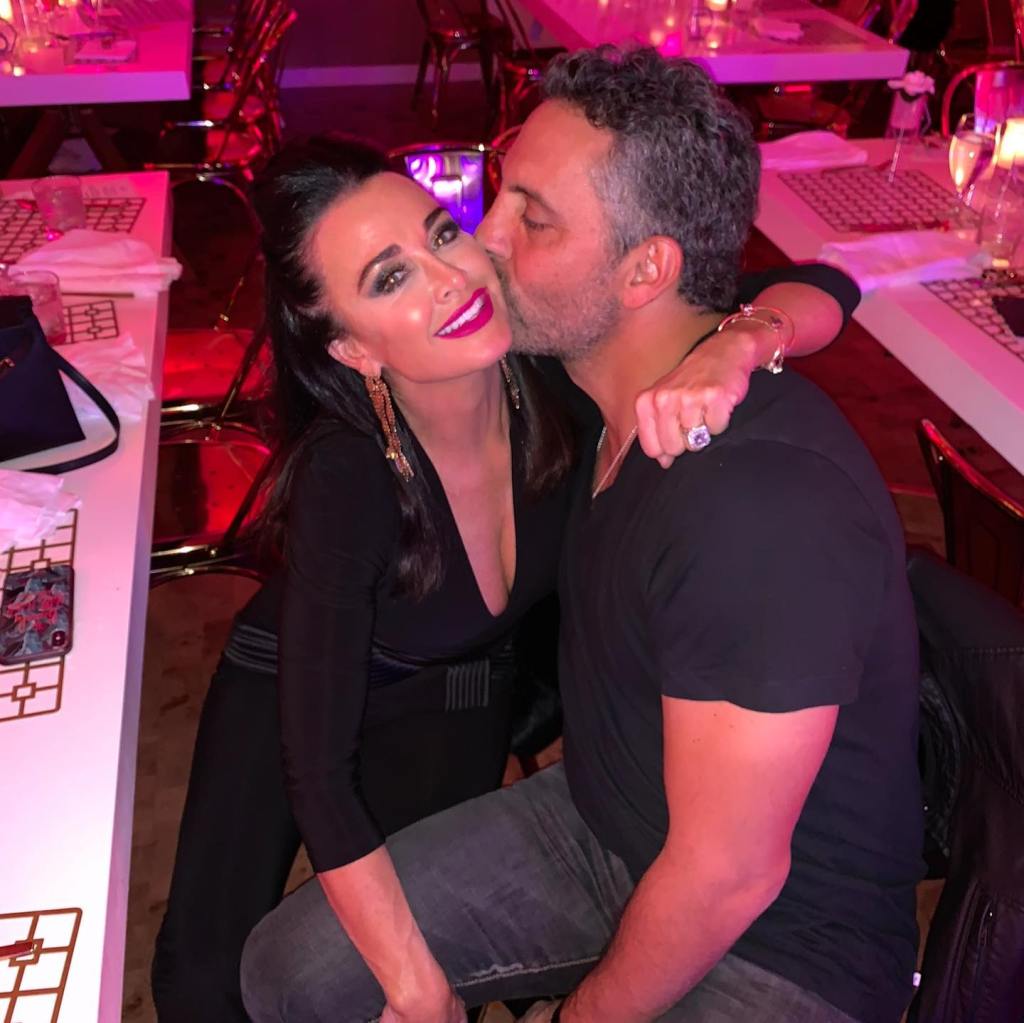 Kyle Richards and Mauricio Umansky embracing.
