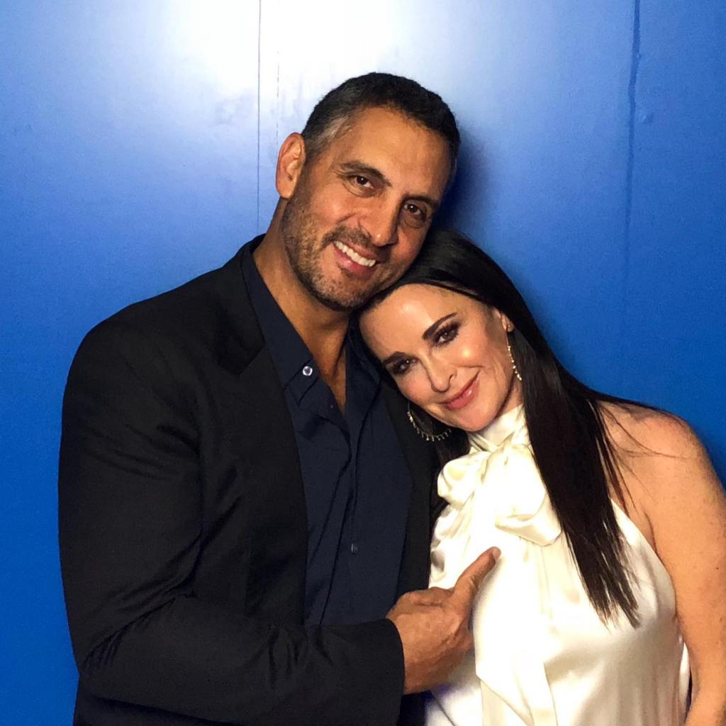 Kyle Richards and Mauricio Umansky posing together.