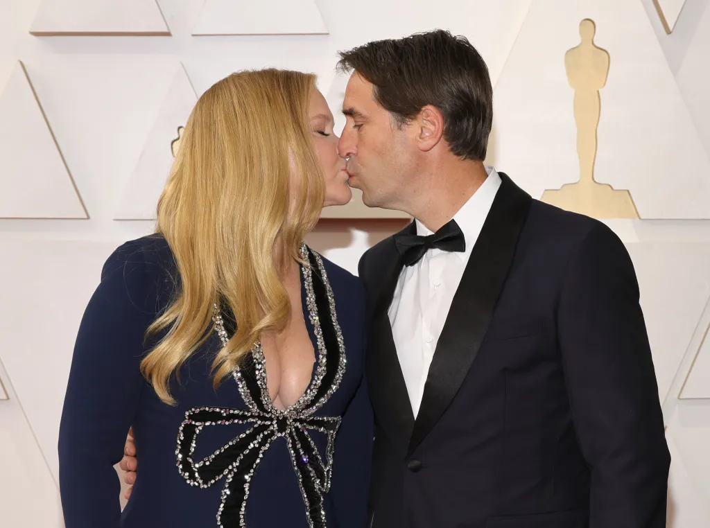 Amy Schumer and Chris Fischer kissing at the 94th Annual Academy Awards.