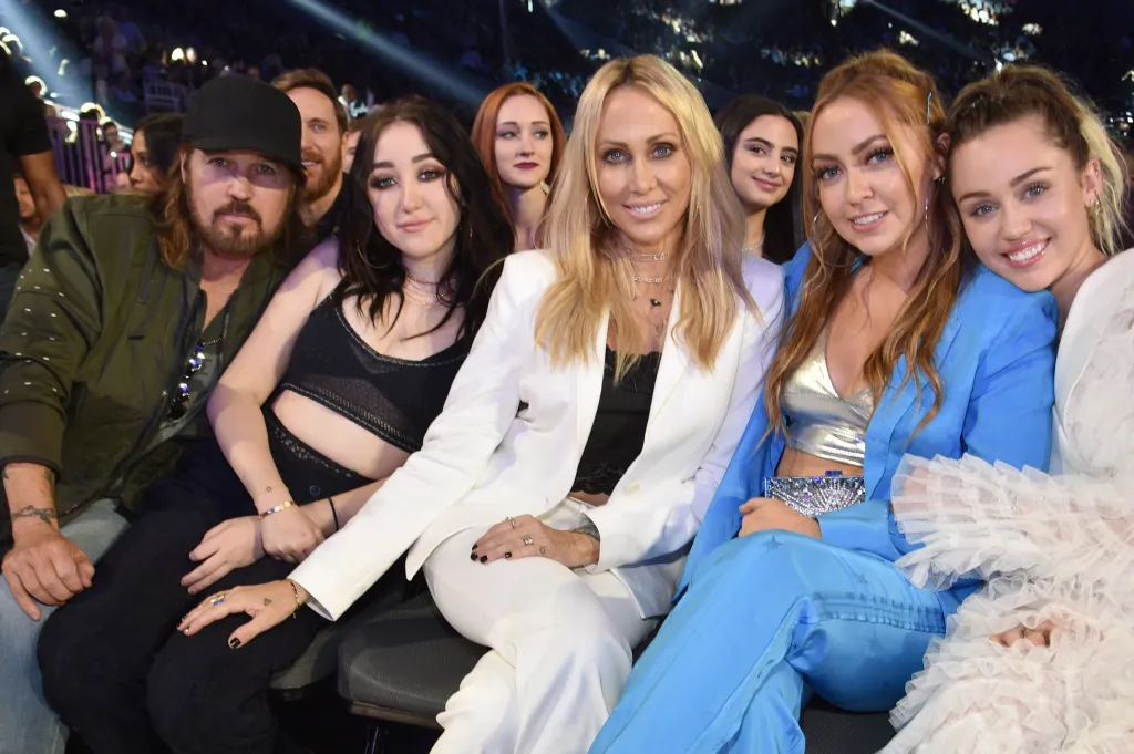 Recording artists Billy Ray Cyrus, Noah Cyrus, Tish Cyrus, Brandi Cyrus, and Miley Cyrus seated together at the 2017 Billboard Music Awards.