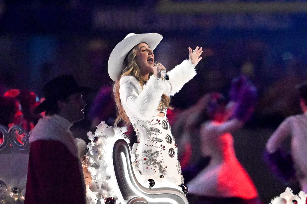 Lainey Wilson performs at halftime during the Vikins/Lions game on Christmas Day 2025