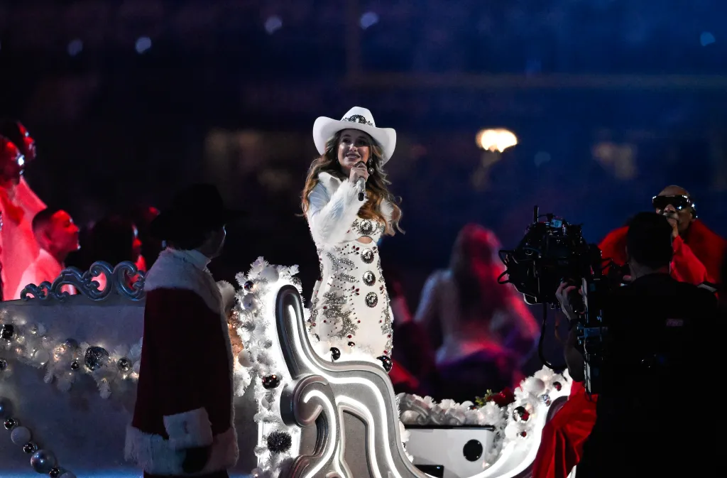 Lainey Wilson performing in Minneapolis on December 25, 2025