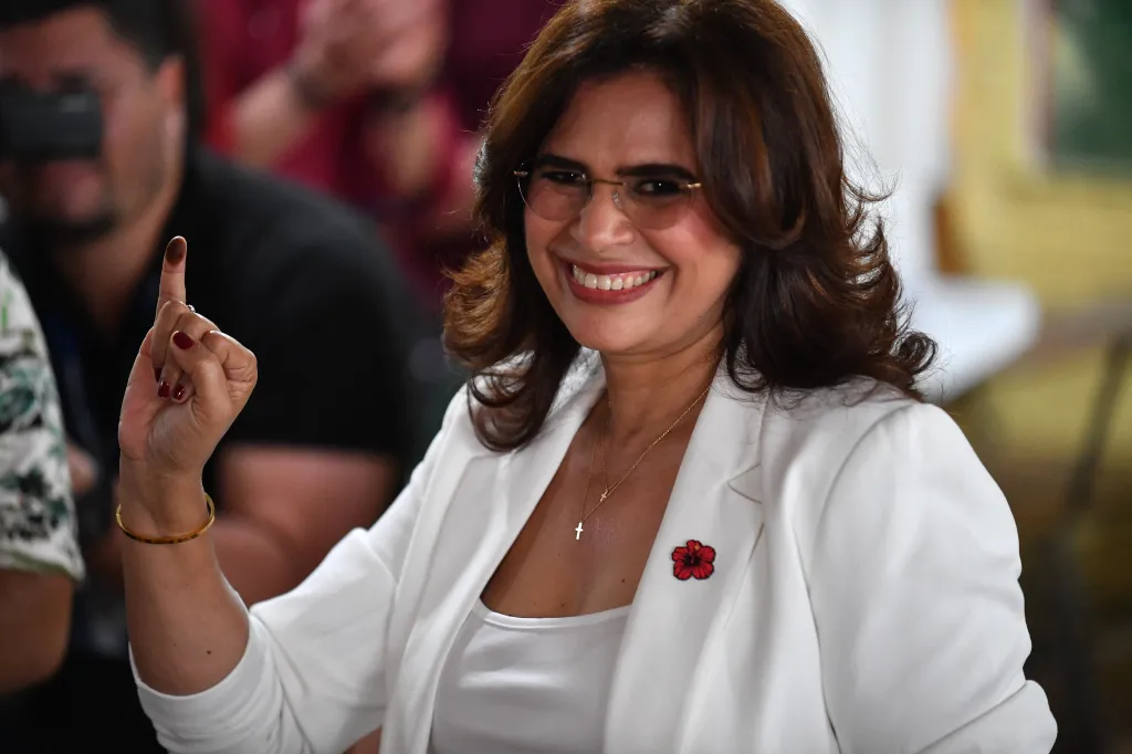 Honduran presidential candidate for the ruling Libertad y Refundacion (LIBRE) party Rixi Moncada shows her ink-stained finger after casting her ballot at a polling station during the general election in Tegucigalpa, on November 30, 2025.