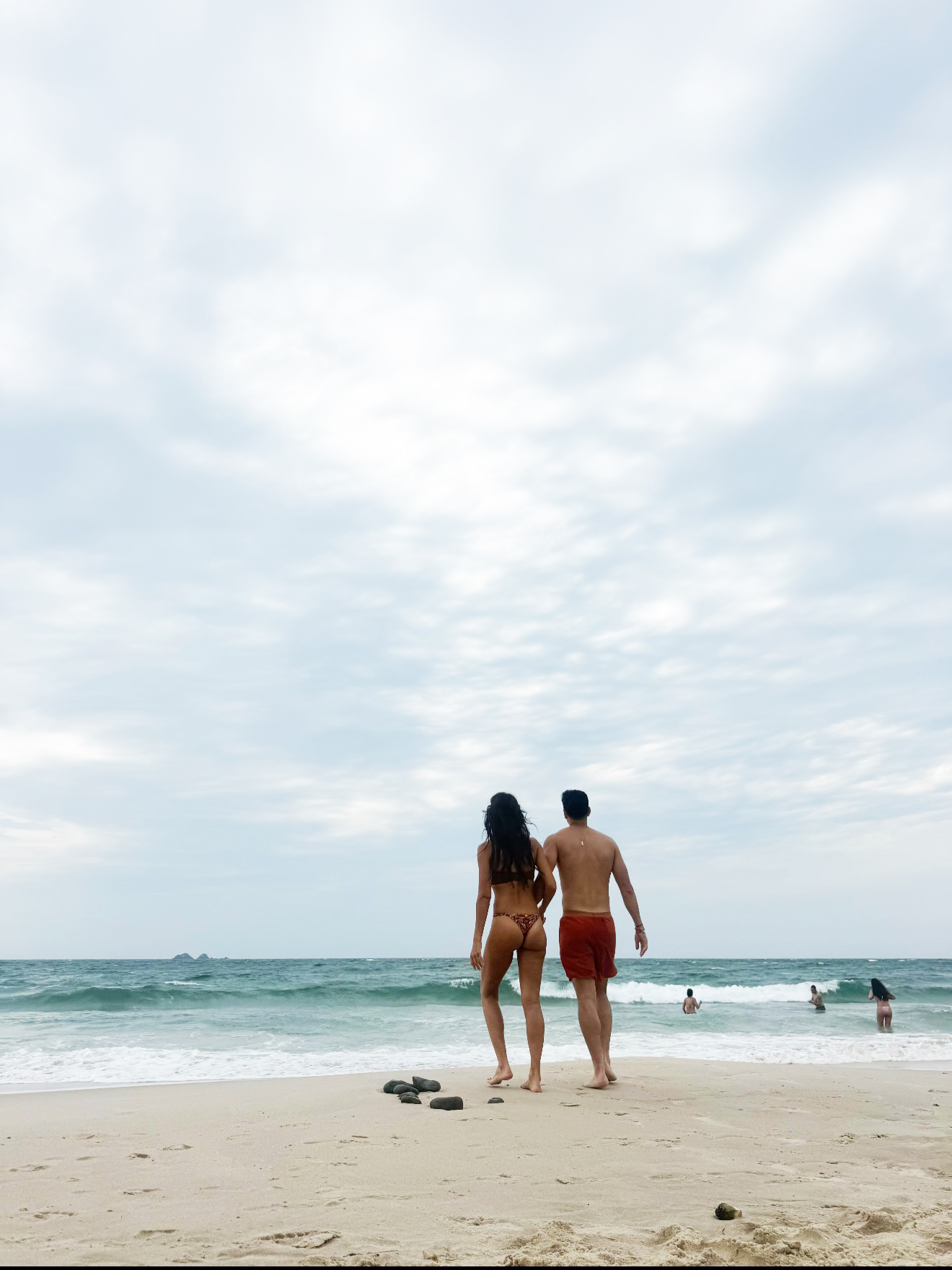 Jessica Alba and Danny Ramirez on a beach.
