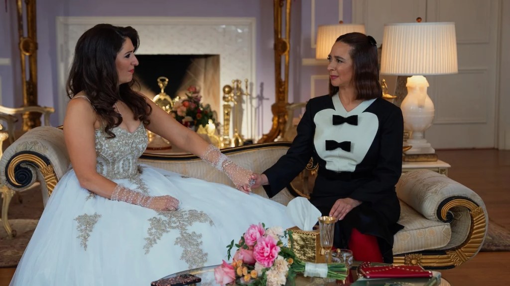 loot-darcy-carden-maya-rudolph-apple