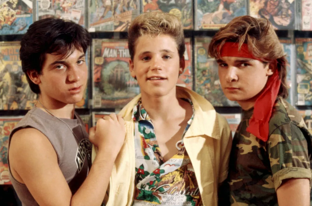 Corey Haim and Corey Feldman pose together on