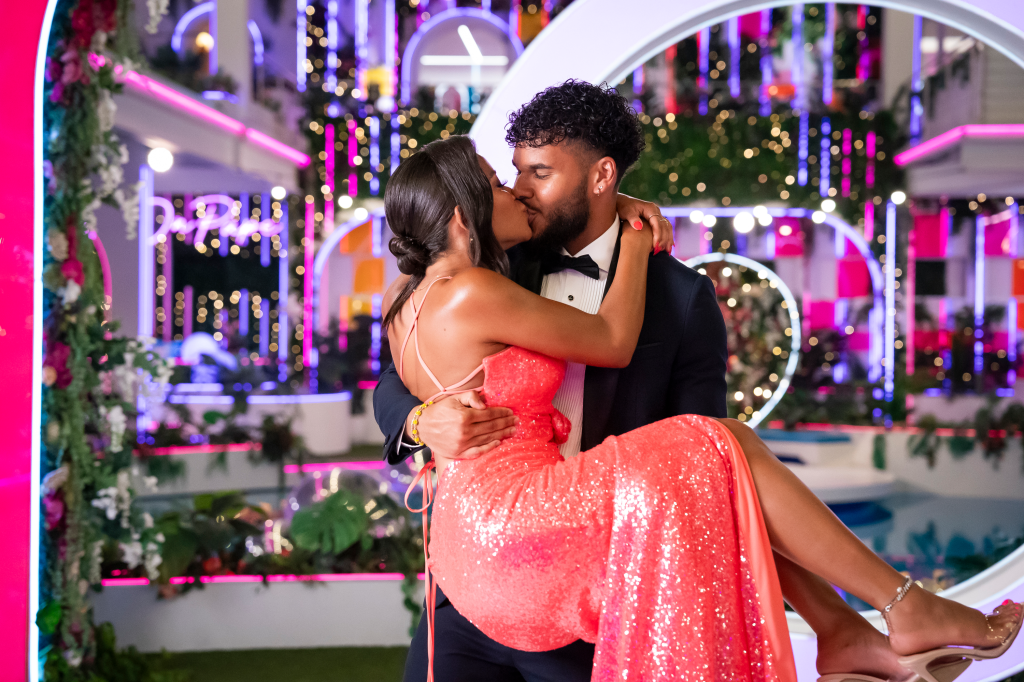 Amaya Espinal and Bryan Arenales pack on the PDA.