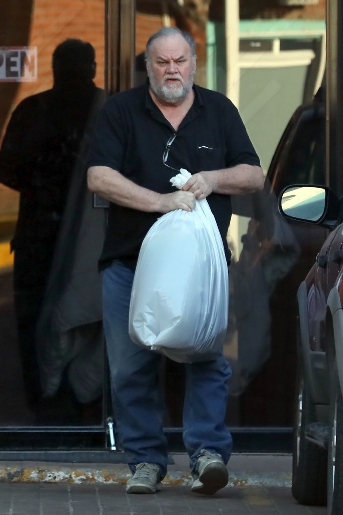 Thomas Markle carrying a white laundry bag.