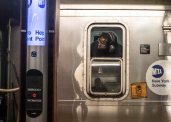 Hochul Expected to Veto Bill Requiring 2-Person Crews on Subway Trains