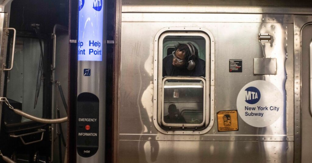 Hochul Expected to Veto Bill Requiring 2-Person Crews on Subway Trains