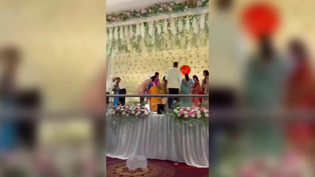 With guests already arriving and the event fully prepared, the bride’s parents took to the stage to represent the couple. 