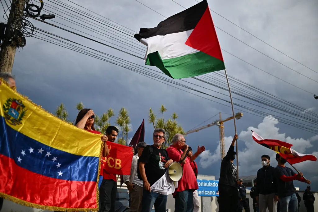 Protesters in Brasilia holding Venezuelan and Palestinian flags.