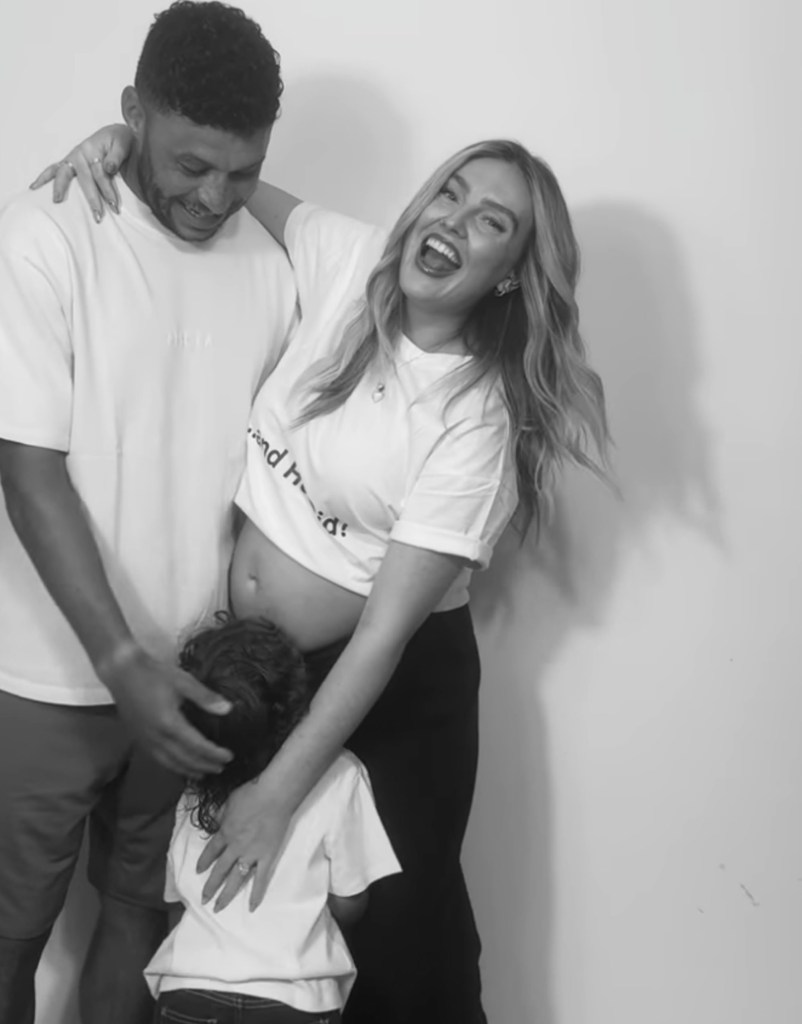Perrie Edwards and Alex Oxlade-Chamberlain announcing their second pregnancy, with their child kissing Perrie's baby bump.
