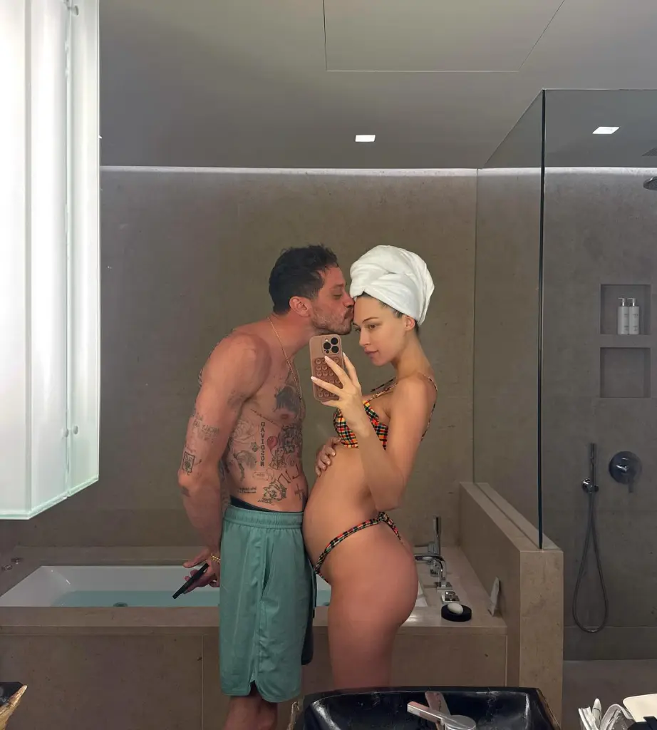 Pete Davidson kisses his girlfriend Elsie Hewitt in a bathroom mirror selfie.