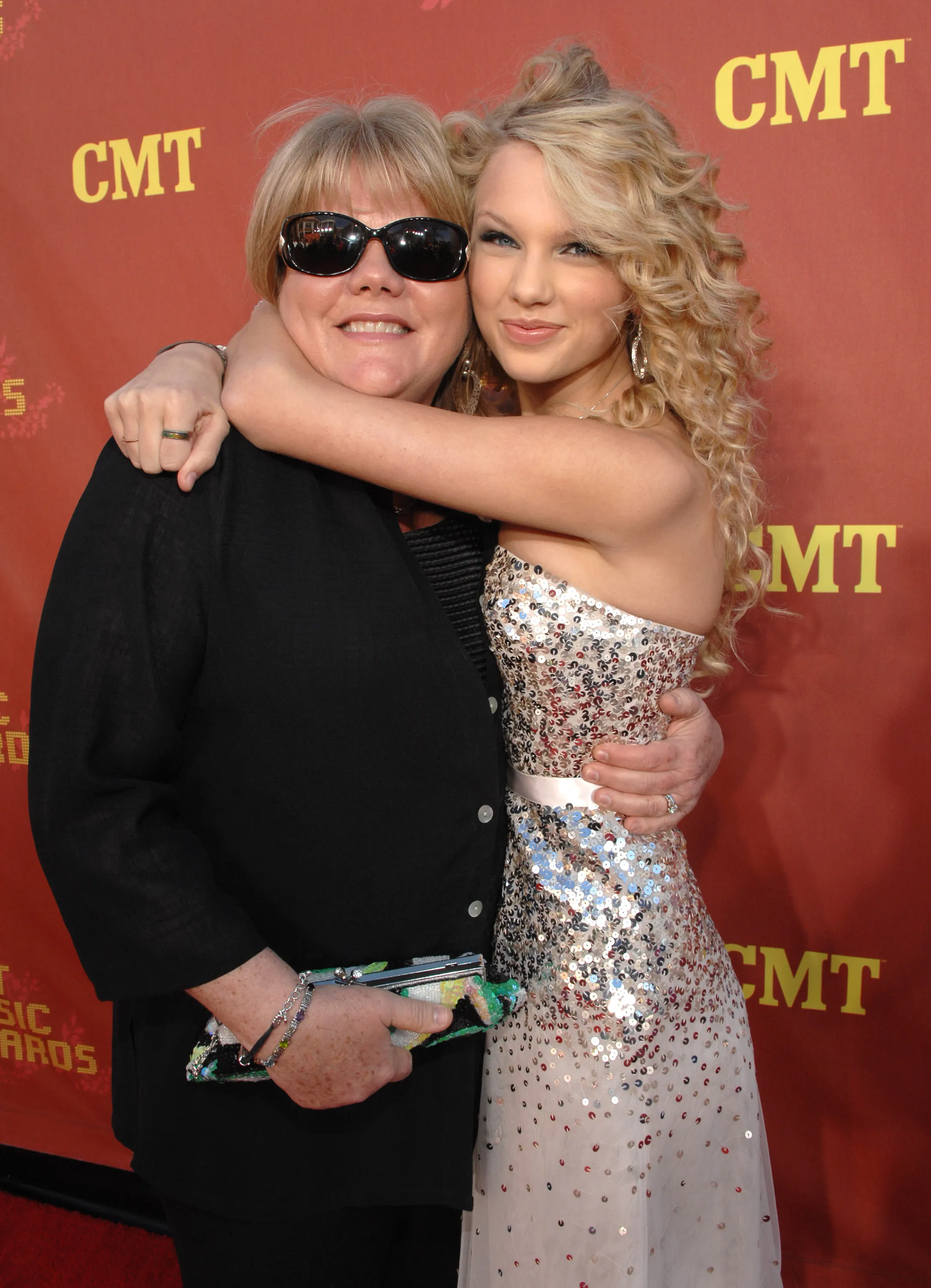 Taylor Swift (right) hugging her mother Andrea Swift (left).