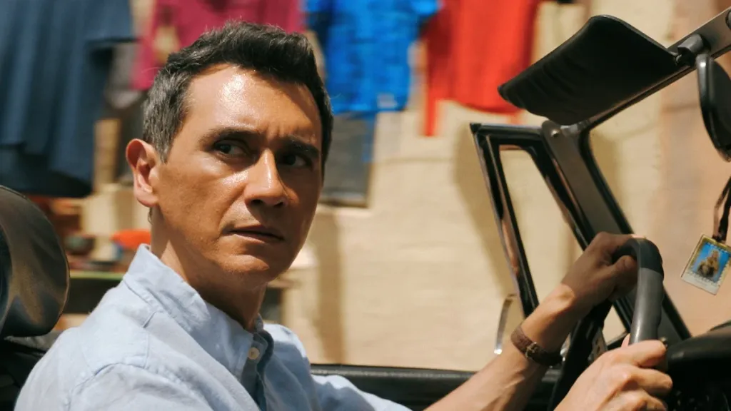 pluribus-carlos-manuel-vesga-apple